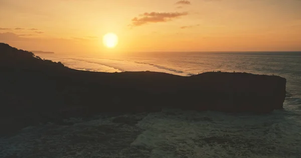 Rock wall silhouette at sea bay sunset aerial view. Tropical wild nature seascape at sun set light — Stock Photo, Image