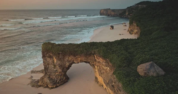 Indonezja punkt orientacyjny zbliżenie antena: gigantyczna dziura na ścianie urwiska Batu Bolong, Bawana Beach, Sumba Island — Zdjęcie stockowe