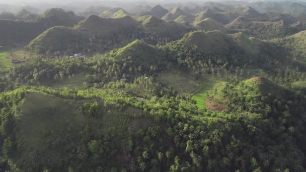 Brume au-dessus des collines aériennes : paysage ensoleillé des Philippines point de repère au mont Mayon, Legazpi — Video