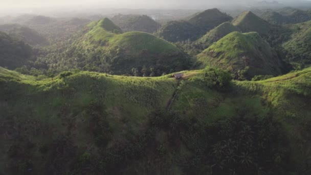 Chaînes montagneuses vertes aériennes : construction en haut du mont avec sentier à la verdure tropicale. Philippines paysage — Video