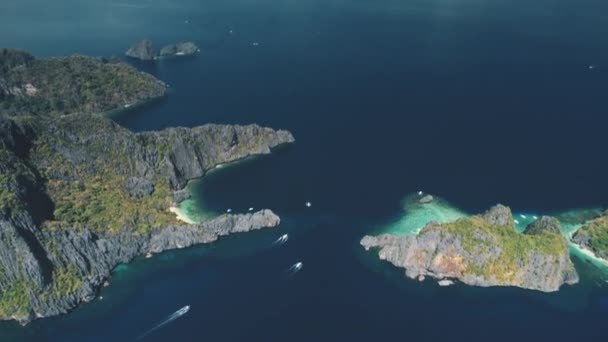 Bahía del océano con barcos de pasajeros en las islas de montaña vista aérea de las aves. Crucero de verano — Vídeos de Stock