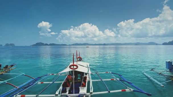 オーシャンベイの穏やかな海の景色を望む客船。熱帯の楽園の海の海岸でリラックス — ストック動画