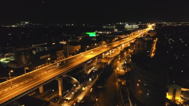 Sluiten nacht verkeer snelweg met rijdende auto 's, vrachtwagens antenne. Filippijnen Manilla stadsgezicht — Stockvideo