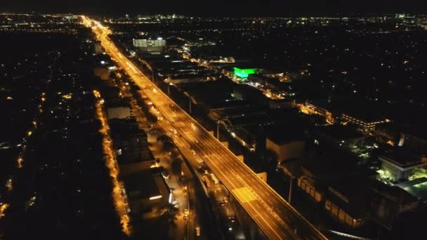 Zbliżenie mostu drogowego autostrady w Manili metropolii miasta, Filipiny. Noc w centrum ulicy — Wideo stockowe