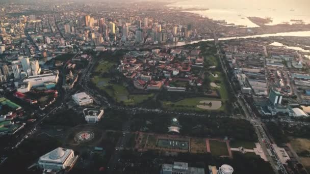 Moderne gebouwen op het stadsgezicht van Manilla stad antenne. Havenstad aan de baai van de oceaan, stedelijke straten, wegen — Stockvideo