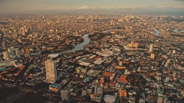 Paisaje urbano de Metrópolis a orillas del río aéreo. Zona residencial del centro con cabañas, rascacielos — Vídeo de stock