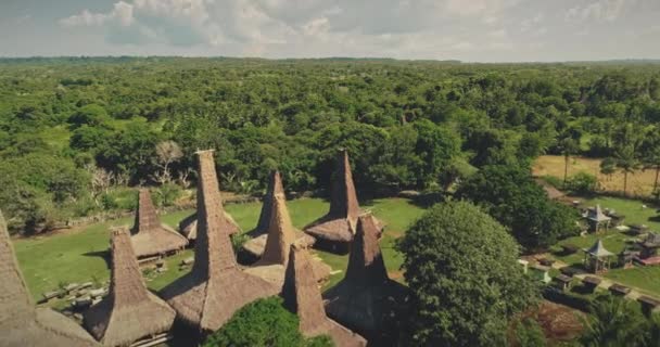 Traditional Indonesia houses roofs at tropical forest aerial view. Authentic local architecture — Stock Video