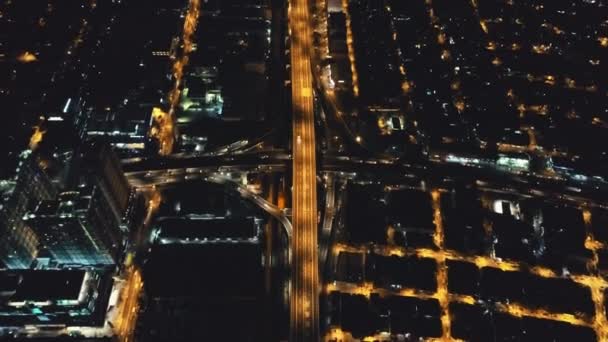 Nocny ruch lotniczy w centrum biznesowym. Niesamowita scena miejska metropolii centrum autostrady — Wideo stockowe