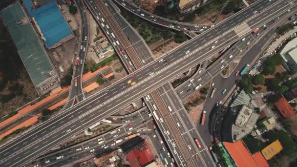 Movimiento lento de la carretera transversal de arriba hacia abajo en la antena paisaje urbano filipino. Coches, autobuses, furgonetas, camiones de paseo — Vídeos de Stock