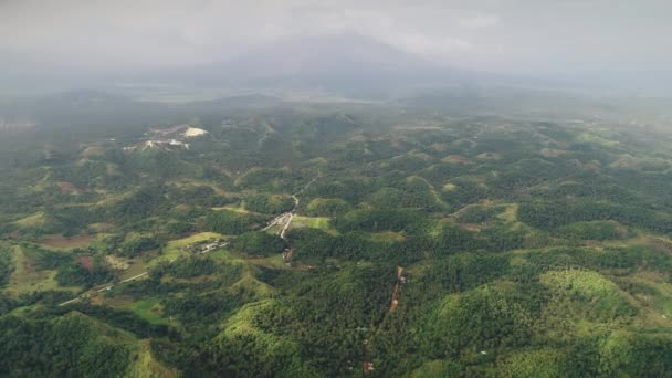 Éruption du volcan Mayon vue aérienne : fumée nuageuse brume et verdure terres vallonnées aux Philippines — Video