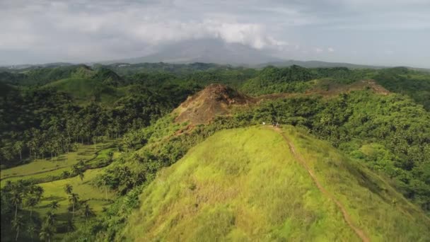 Randonnée pédestre touristique aérienne sommet : herbe verte sommet de montagne avec voyageur à la montagne Philippine, Asie — Video