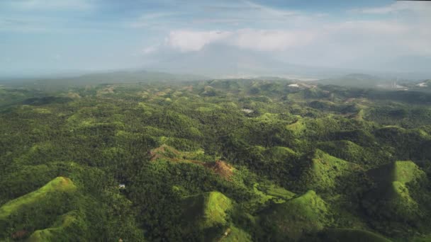 Collines verdoyantes de jungle des Philippines aériennes à Legazpi, en Asie. Forêt tropicale : arbres, plantes, herbe — Video