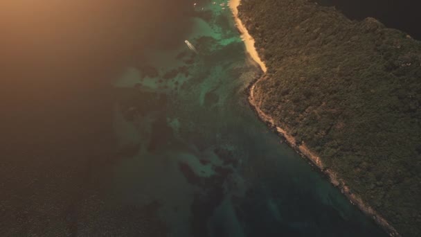 Puesta de sol arriba abajo de la isla tropical montañosa en el golfo del océano en vista aérea. Increíble luz puesta en el sol — Vídeos de Stock