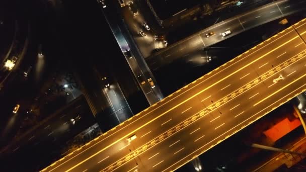 Primo piano aereo dall'alto verso il basso: le auto cavalcano di notte strada del traffico. Filippine paesaggio urbano, veicoli in autostrada — Video Stock