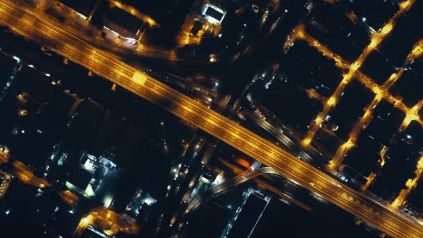 Top down nacht verkeer snelweg met verlichte straten in de stad antenne. Filippijnen centrum stadsgezicht — Stockvideo