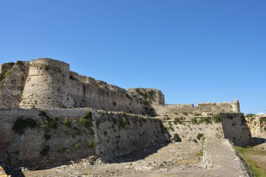 Methoni Venedik Kalesi 'ndeki kapıya giden köprü Mora, Messenia, Yunanistan