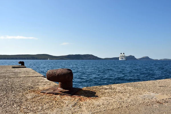 皮勒斯港的旧系泊柱在日落时显示 豪华游船离开背景 Messenia — 图库照片