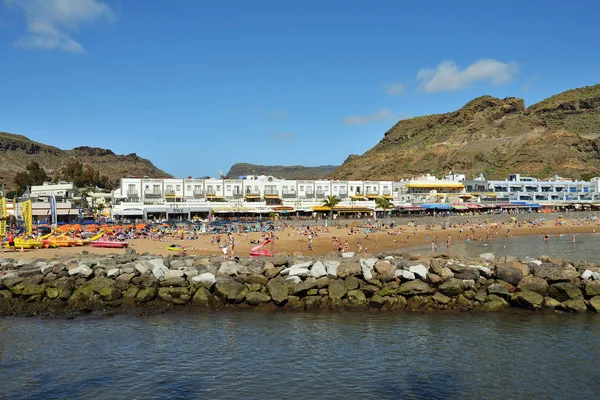 プエルト Mogan スペイン 2014 プエルト Mogan グラン カナリア島の公共ビーチ それはショッピング施設 レストラン — ストック写真