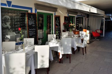 Puerto de Mogan, Gran Canaria - 27 Şubat 2014: Puerto de Mogan, İspanya gösterilen boş sokak kafe. Turistler ve yerliler için adada için favori tatil yer