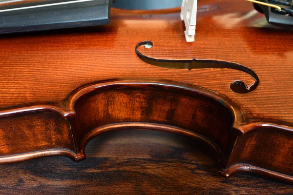 小提琴腰部细节在质朴的木质背景 场浅景深 — 图库照片