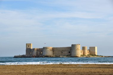 Ortaçağ Kızkalesi Deniz Kalesi ya da bakirelerin Kalesi'nin Türkiye'nin Güney shore off Akdeniz