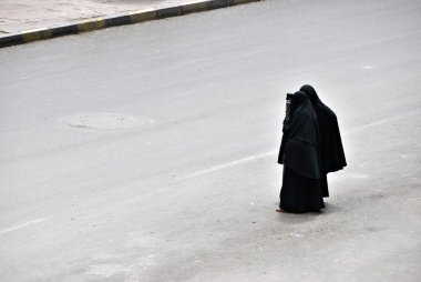 İki kadın bir siyah burka Burqa yürüme Orta Doğu bir yolda