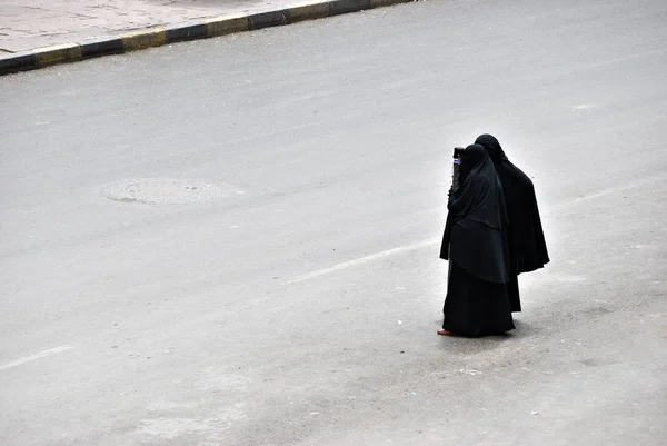 Δύο Γυναίκες Ένα Μαύρο Μπούρκα Μπούρκα Περπάτημα Κάτω Από Ένα — Φωτογραφία Αρχείου