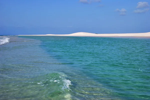 Azurové Vody Bílé Písečné Duny Písečné Pobřeží Barevné Osamělý Útesu — Stock fotografie