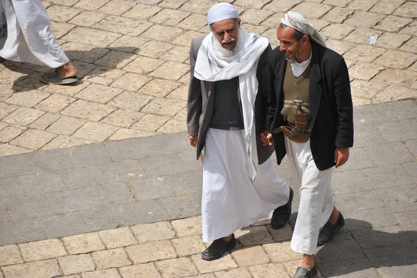 Sanaa Yemen Marzo 2010 Dos Hombres Caminantes Mano Identificados Conversan — Foto de Stock