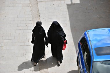 İki kadın bir siyah burka Burqa yürüme Orta Doğu bir yolda