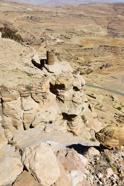 山也门的风景在东部 Haraz 古老的手表塔在岩石边缘 Thula 村庄堡垒的看法 — 图库照片