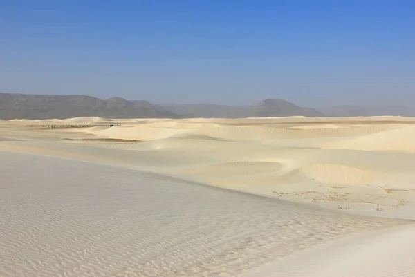 Gün Batımında Aomak Sahilinde Büyük Beyaz Kum Tepeleri Socotra Adası — Stok fotoğraf