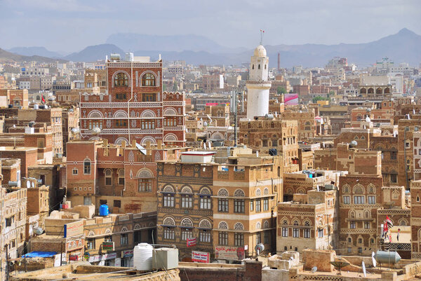 Сана, Йемен - 6 марта 2010 года: Вид на старую Санаа. Старый город Сана объявлен объектом Всемирного наследия ЮНЕСКО, разрушенным из-за гражданской войны.
