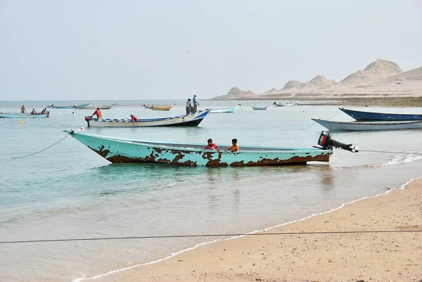 Hodeidah Socotra Jemen Březen 2010 Rybářské Čluny Místní Lidé Pláži — Stock fotografie