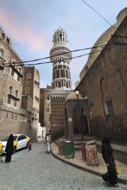 Sanaa, Yemen - 6 Mart 2010: Sokak sahne yılında eski şehrin Sanaa. 2,200 m yükseklikte fazla 2.500 yıldır yaşadığı Sanaa eski şehir Unesco Dünya Miras kenti olduğunu