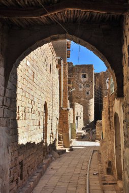 Thula, Yemen - 13 Mart 2010: Geleneksel giysileri Thula ortaçağ köyü sokakta gösterilen kimliği belirsiz adam şimdi iç savaş nedeniyle yok