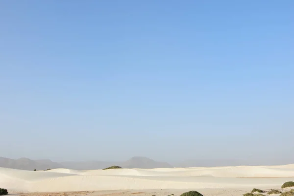 Gün Batımında Aomak Sahilinde Büyük Beyaz Kum Tepeleri Socotra Adası — Stok fotoğraf