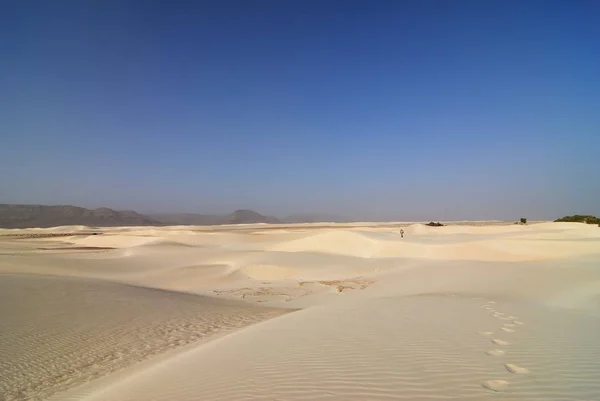 Сліди Білий Пісок Людини Фігурою Далеко Aomak Пустеля Захід Сонця — стокове фото