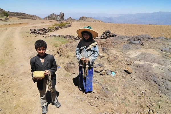 Hajjarah 2010年3月14日 不知名的孩子 兄弟和姐妹卖珠子从桉树在土路到村庄 孩子们在最贫穷的国家长大 教育机会很少 — 图库照片