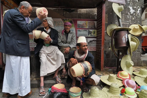 Sanaa Yemen Marzo Uomini Non Identificati Vendono Cappelli Paglia Sul — Foto Stock