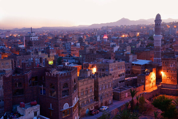Столица Йемена. Вид на старый город с крыши в dawn
