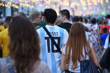 Moskova, Rusya - 23 Haziran 2018: Dünya Kupası 2018, futbol taraftarları Moskova sokaklarında. Ulusal Milli takım form numarası Lionel Messi yürüme Nikolskaya street aşağı ve git buradan 10 Arjantin futbol fan. Mundial 2018
