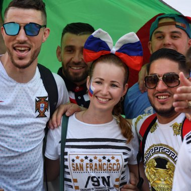 Moskova, Rusya - 23 Haziran 2018. Dünya Kupası 2018, futbol taraftarları Moskova Nikolskaya sokaklarında farklı ülkelerden. FIFA Dünya Kupası, dünya 2018.