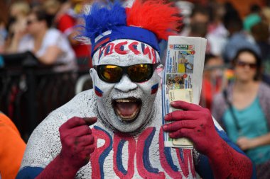 Moskova, Rusya - 23 Haziran 2018: Dünya Kupası 2018, Rus futbol taraftarları Moskova sokaklarında. Moskova, Dünya Kupası, dünya 2018 sokaklarında yürüyüş yurt dışında futbol taraftarları