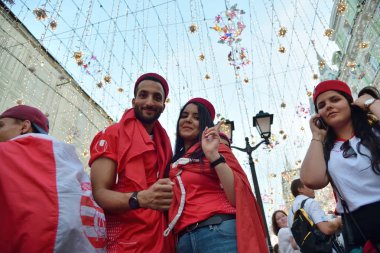 Moskova, Rusya - 23 Haziran 2018: Tunus hayranları ile Moskova Nikolskaya Caddesi üzerinde ulusal bayrak. Moskova, Dünya Kupası, dünya 2018 Nikolskaya sokaklarda yürürken yurt dışında futbol taraftarları