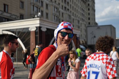 Moskova, Rusya - 23 Haziran 2018. Dünya Kupası 2018, Moskova sokaklarında yürürken Hırvat futbol taraftarları. FIFA Dünya Kupası, dünya 2018