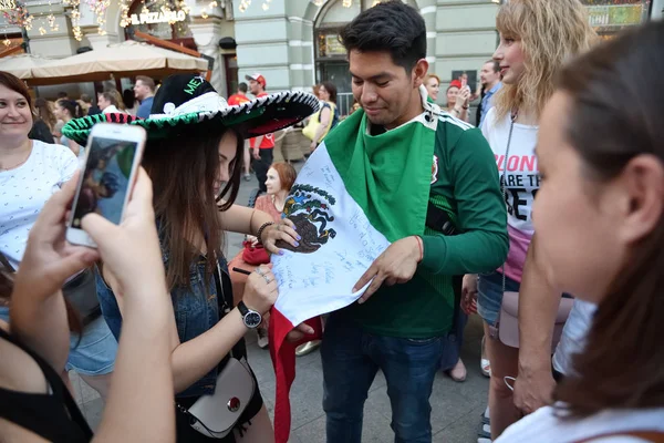 Moskova Rusya Haziran 2018 Meksika Futbol Fan Imza Onun Ulusal — Stok fotoğraf