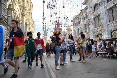 Moskova, Rusya - 23 Haziran 2018: Futbol fan Moskova sokaklarında farklı ülkelerden. Moskova, Dünya Kupası, dünya 2018 Nikolskaya sokaklarda yürürken yurt dışında futbol taraftarları
