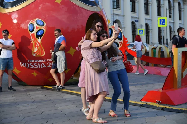 モスクワ ロシア 2018 女の子は モスクワの路上で 2018 Fifa ワールド カップの公式シンボルの背景に Selfie — ストック写真