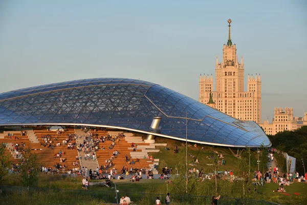 Moskova, Rusya - 23 Haziran 2018: Görünümü Moskova manzara kentsel park Zaryadye ve Stalinist gökdelen Kotelnicheskaya setin şirketten arka planda modern mimarisi.
